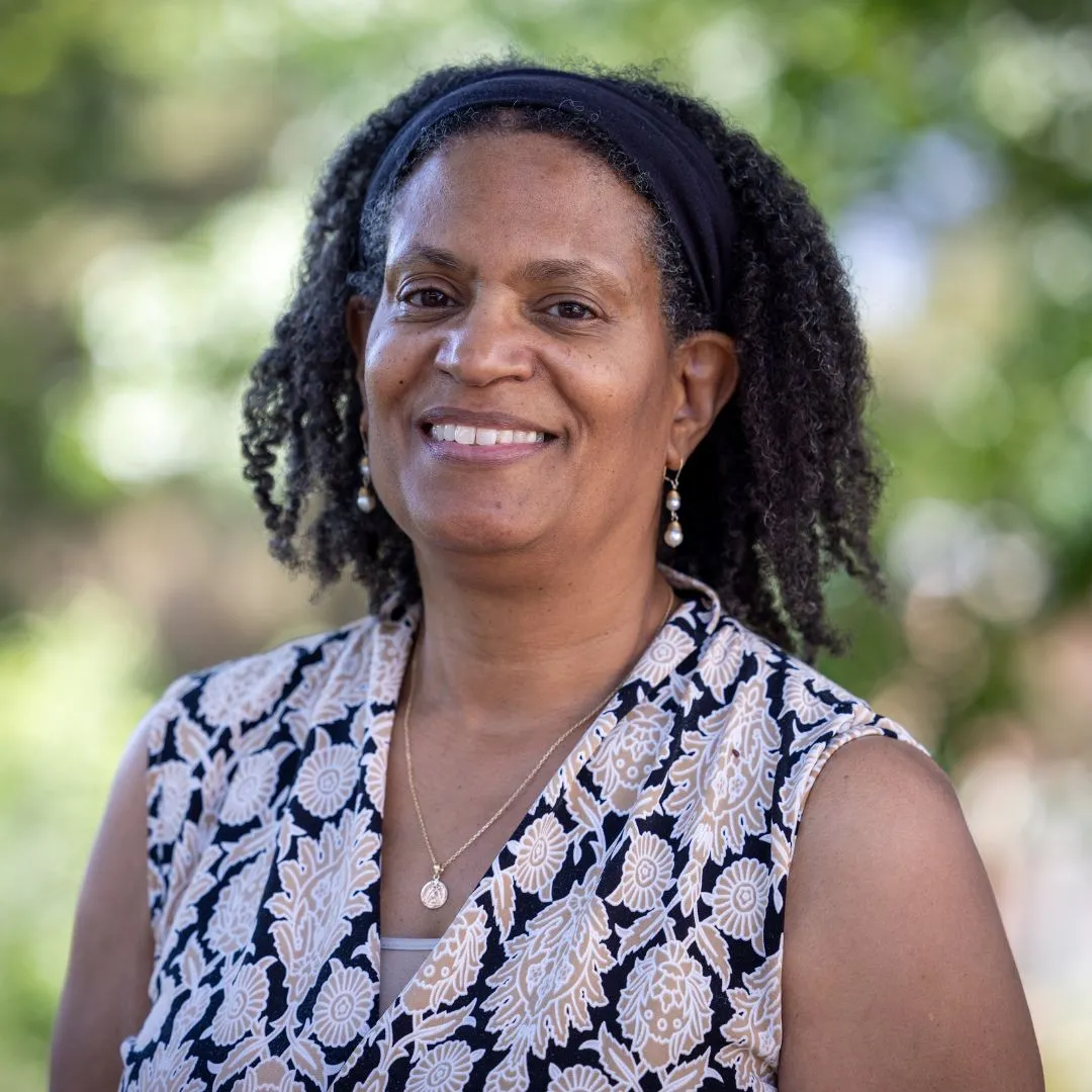Deborah Pina Thomas Headshot