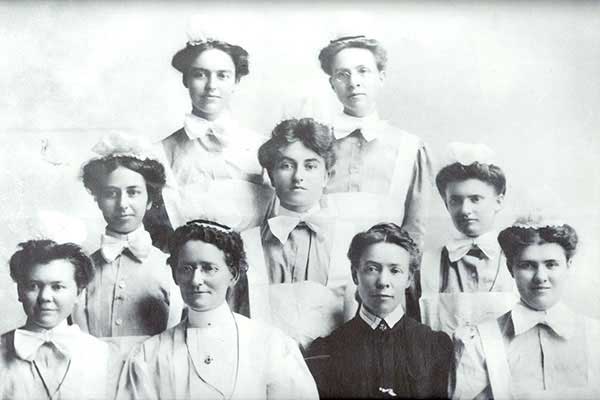 First Graduating Class of the College of Nursing in 1907.
